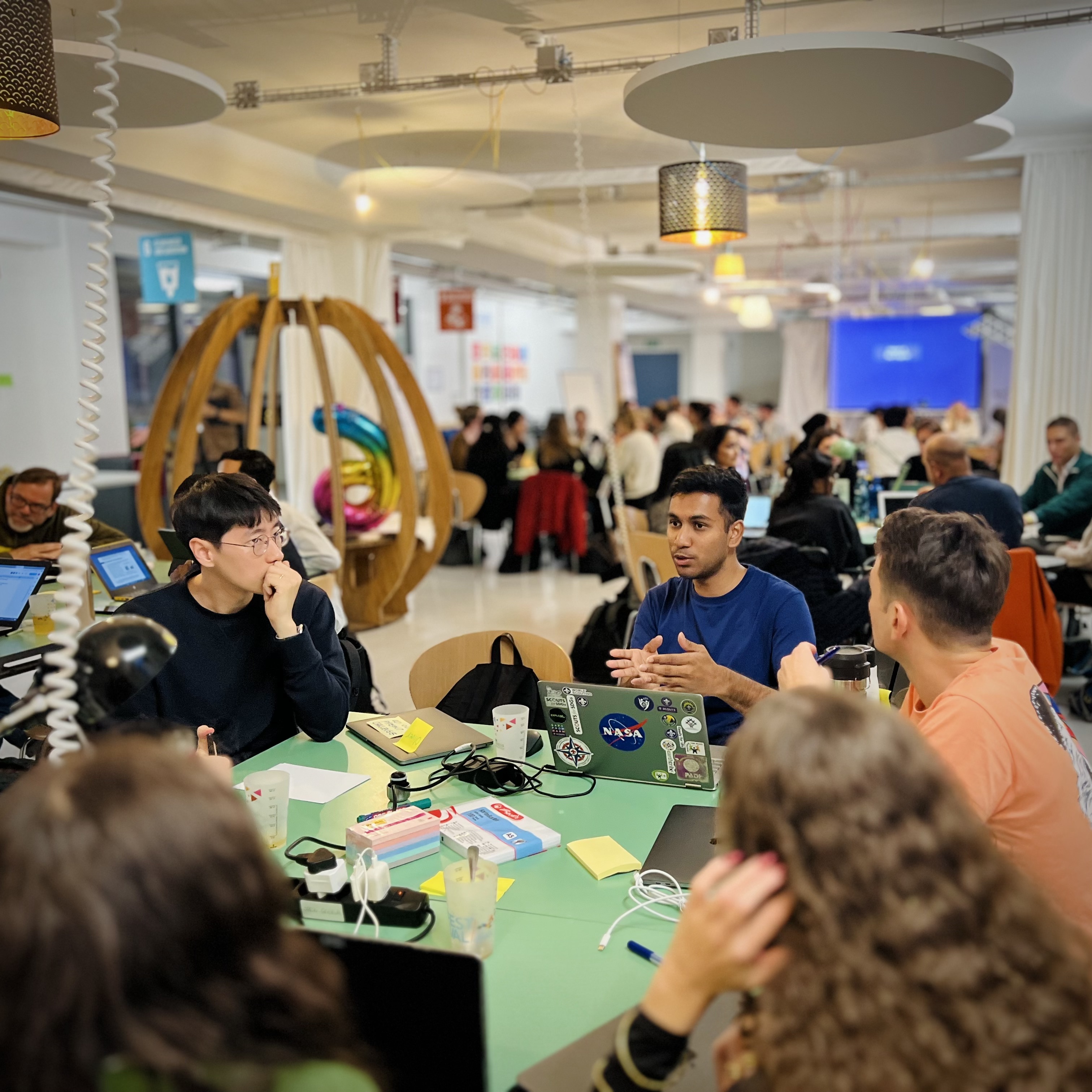 The team working on the challenge "Empowering Employees for the AI Revolution" 